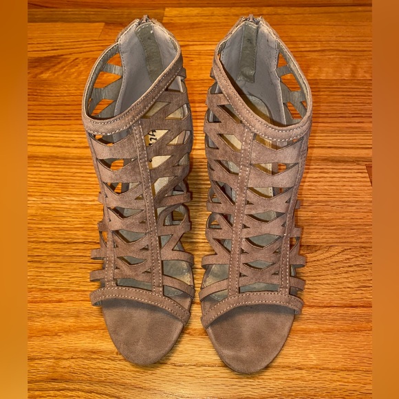 Chunky Heels - Picture 3 of 7